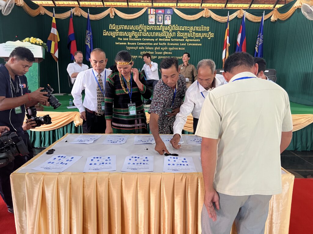 Bunong Community and company representatives signed documents with their fingerprints to agree to release the mediation documents to the public.