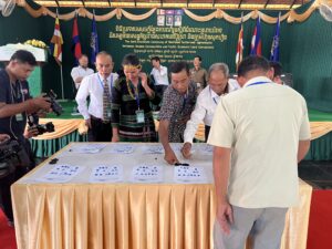 Bunong Community and company representatives signed documents with their fingerprints to agree to release the mediation documents to the public.
